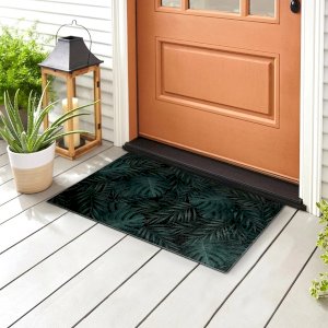 Non-slip door mat for indoor and outdoor use