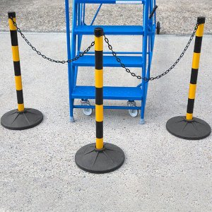 Heavy-duty plastic chain & posts for crowd control in the UK